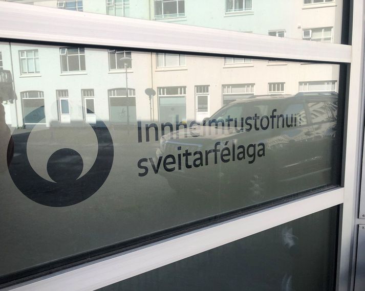 Innheimtustofnun sveitarfélaga hefur ákveðið að leiðrétta ofteknar innheimtuþóknanir vegna vangoldinna meðlagskrafna