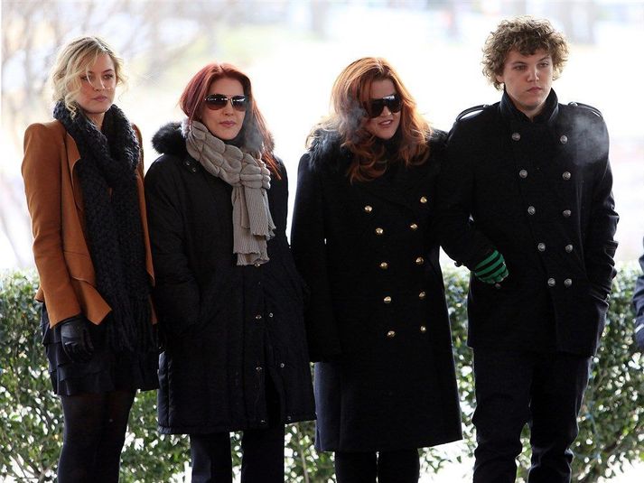 Riley Keough, dóttir lisu marie, Priscilla Presley, móðir Lisu Marie, Lisa Marie og Benjamin Keough, sonur Lisu Marie, árið 2010.