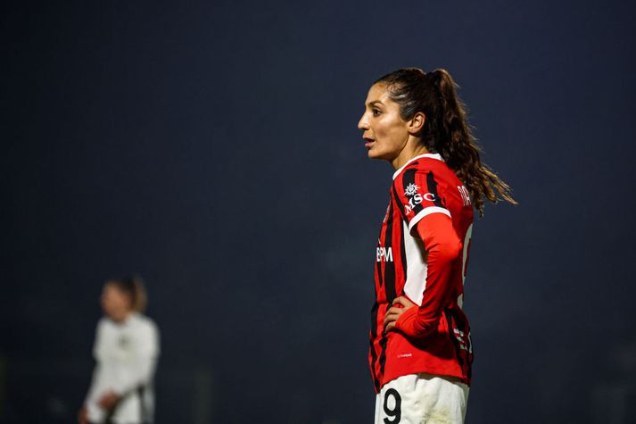 Nadia Nadim er farin frá AC Milan, að láni til Hammarby, eftir að henni og þjálfara liðsins lenti saman. 