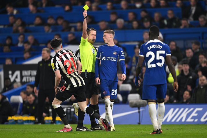 Moises Caicedo fær  hér gula spjaldið í leik Chelsea og Newcastle United.