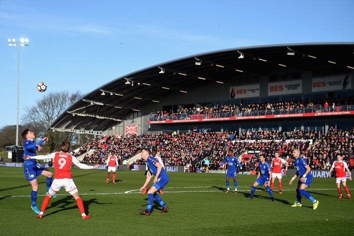 Barist um boltann á Highbury Stadium, heimavelli Fleetwood.