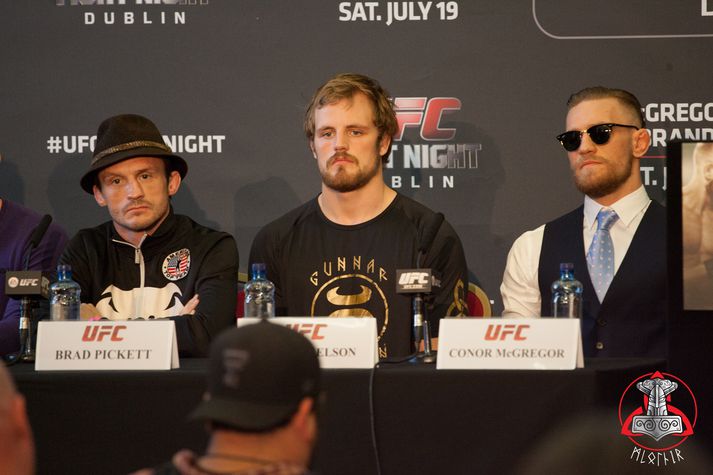 Gunnar á blaðamannafundinum ásamt Conor McGregor (til hægri) og Brad Pickett (til vinstri).