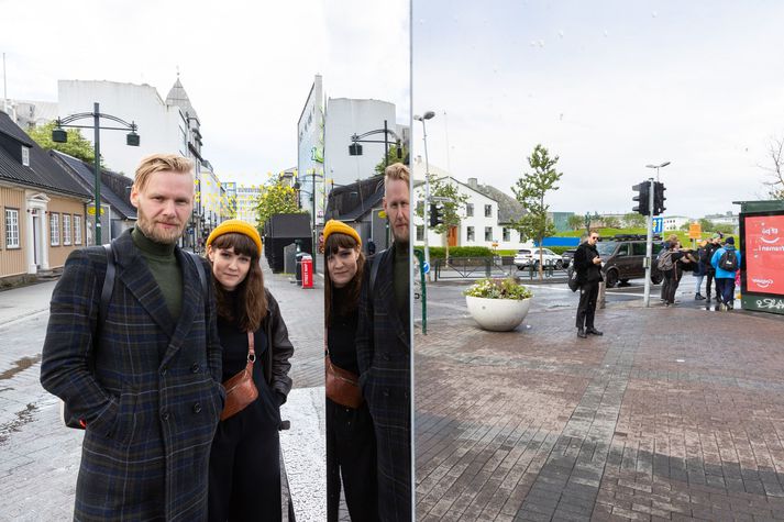 Hönnuðurnir Arnar Ingi Viðarsson og Steinunn Valdísardóttir við verkið sitt í dag.