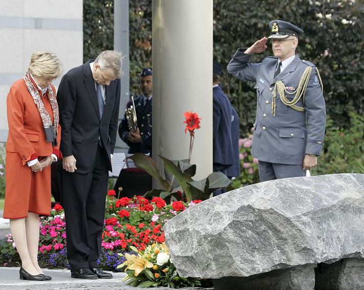 Jaap de Hoop Scheffer og eiginkona hans lúta höfði í kveðjuathöfn í Brussel í gær.
Mynd/AP