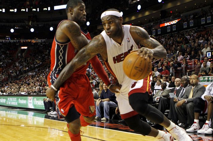 Terrence Williams reynir að verjast LeBron James í leik New Jersey Nets og Miami Heat í NBA-deildinni.