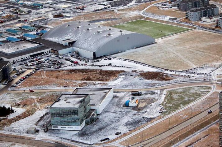 Það fer leikur fram í Pepsi-deildinni í þessu glæsilega knatthúsi í Kópavoginum. Mynd/Vilhelm