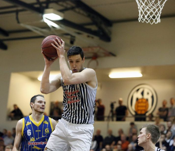 Pavel Ermolinskij rífur niður eitt af fjölmörgum fráköstum KR í leiknum.