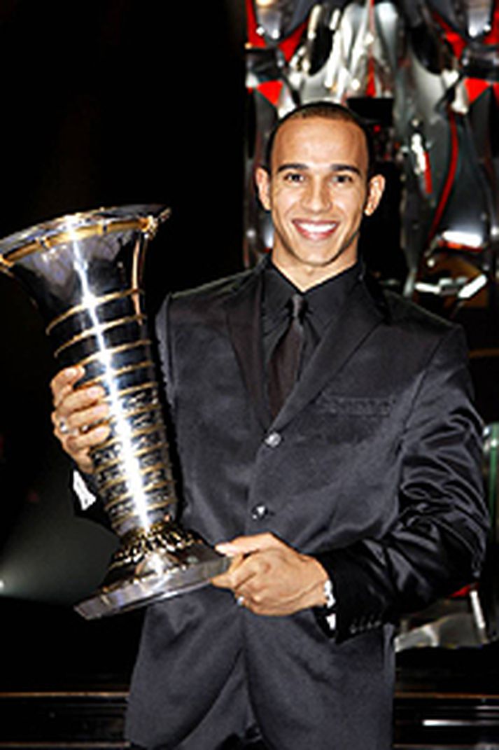 Lewis Hamilton með titilinn sem hefur verið draumur hans að vinna frá unga aldri.