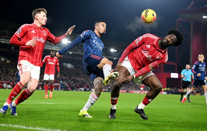 Gabriel Jesus, sóknarmaður Arsenal, í baráttunni í leik kvöldsins.