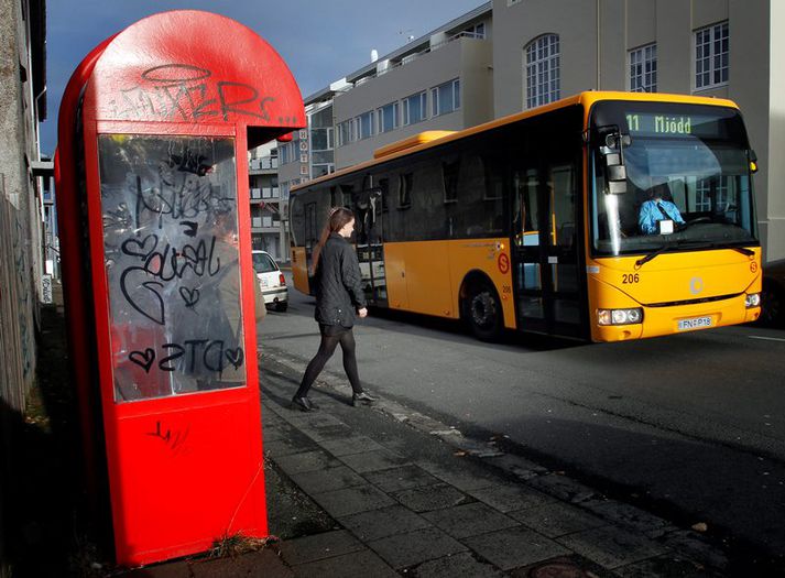 Í tilkynningu frá lögreglu segir að lögregla vari fólk við að kaupa strætókort og miða af öðrum en viðurkenndum söluaðilum.