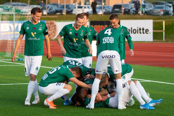 Blikar fagna Brynjólfi Darra eftir að hann kom þeim í 3-2 gegn Valsmönnum.