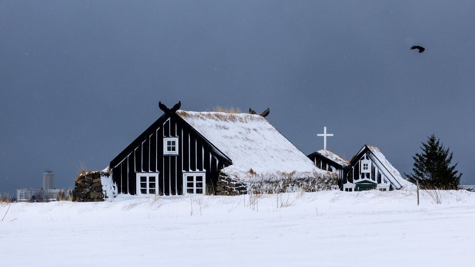 Ein lægð fjar­lægist en önnur djúp nálgast