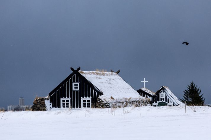 Gular viðvaranir vegna veðurs eru enn í gildi á hluta landsins.