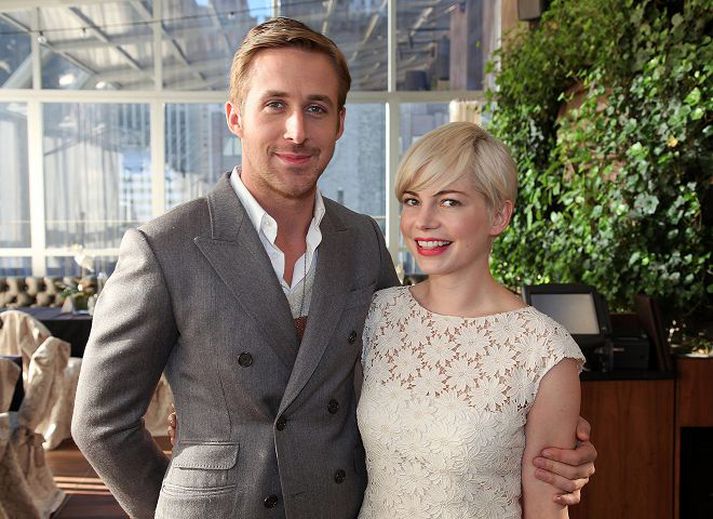 Ryan Gosling ásamt leikkonunni Michelle Williams. Gosling tekur sig vel út í tvíhnepptum jakka.