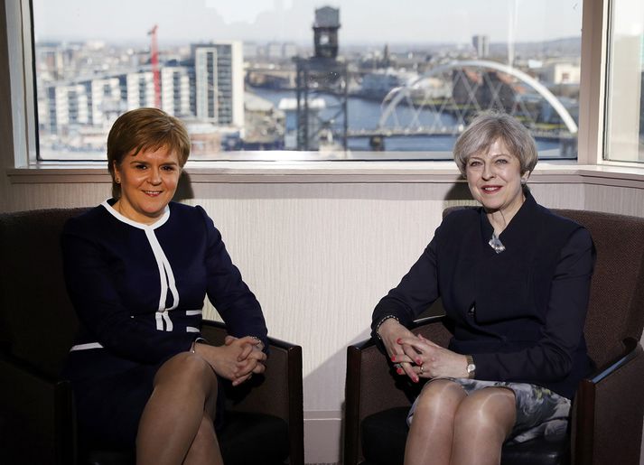 Nicola Sturgeon og Theresa May.