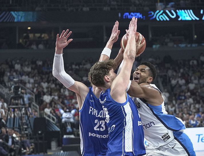 Giannis Antetokounmpo æðir á finnsku vörnina sem var svo nálægt því að leggja hann og gríska liðið að velli.