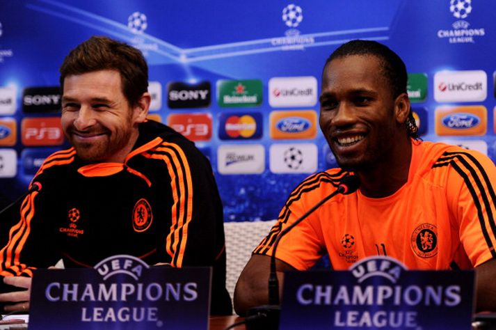Andre Villas-Boas brosti breitt á fundi með fréttamönnum í gær í Napólí líkt og Didier Drogba framherji Chelsea.