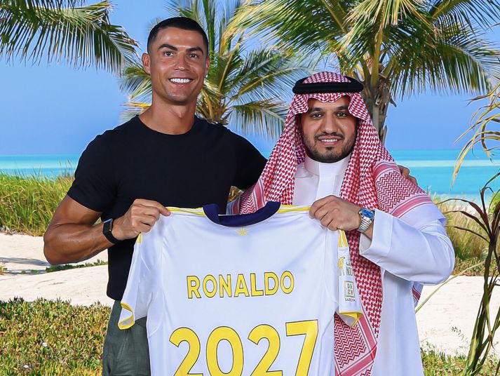 Cristiano Ronaldo með treyjuna sem sýnir að samningur hans er til 2027.