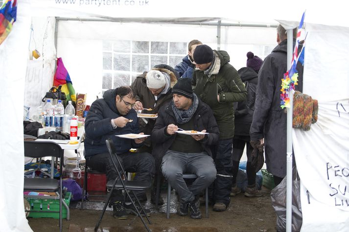 Hælisleitendurnir lentu í átökum við lögreglu þegar þeir reyndu að tjalda í byrjun síðustu viku. Þeir fengu leyfi fyrir tjaldinu hjá borgaryfirvöldum en það var afturkallað. Tjaldið var fjarlægt í gærkvöldi.