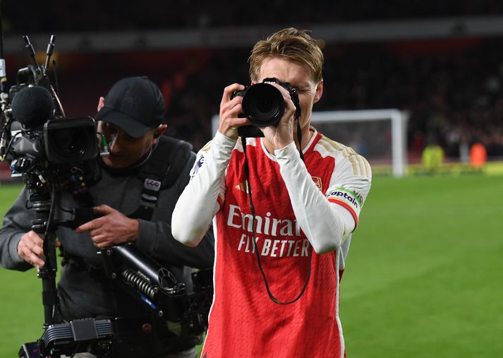 Martin Ødegaard bregður á leik, eitthvað sem Jamie Carragher hafði ekki húmor fyrir.