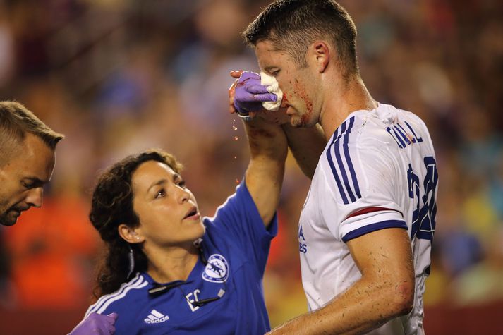 Eva Carneiro reynir að stöðva blóðnasir hjá Gary Cahill, leikmanni Chelsea, þegar hún starfaði enn sem liðslæknir Chelsea.