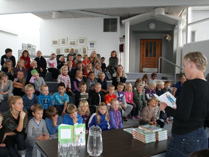 Sigrún Eldjárn las fyrir börnin í Ísaksskóla í morgun