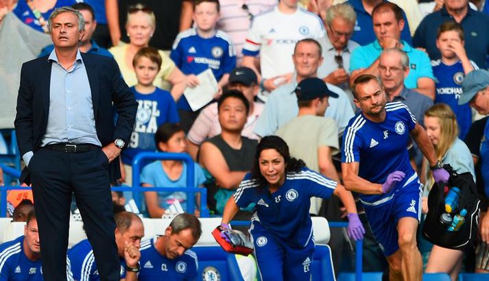Eva hleypur hér fram hjá Mourinho og inn á völlinn í leiknum örlagaríka gegn Swansea. Það var hennar síðasti leikur á hliðarlínunni hjá Chelsea.