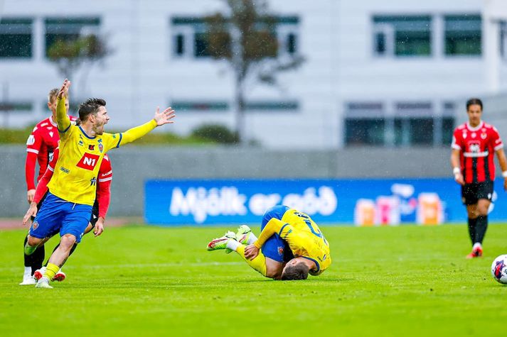 Sveinn Margeir liggur hér í leik gegn Víkingum en hann skoraði jöfnunarmarkið í dag.