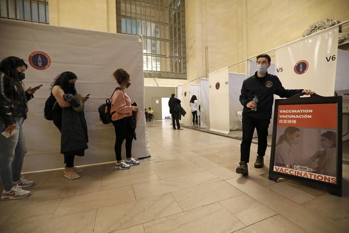 Fólk bíður í röð eftir bólusetningu á aðallestarstöðinni í New York. Enn hefur hátt í þriðjungur þeirra Bandaríkjamanna sem gæti fengið bóluefni ekki látið bólusetja sig.