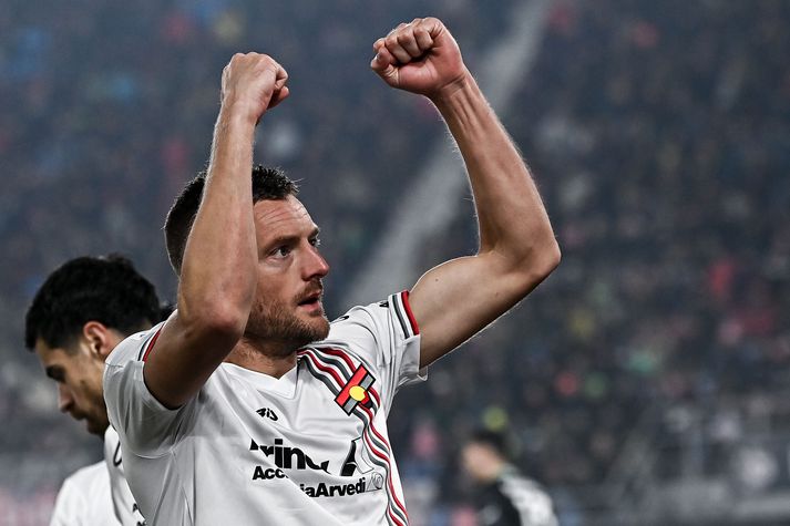 Jamie Vardy fagnar seinna marki sínu fyrir Cremonese í kvöld.
