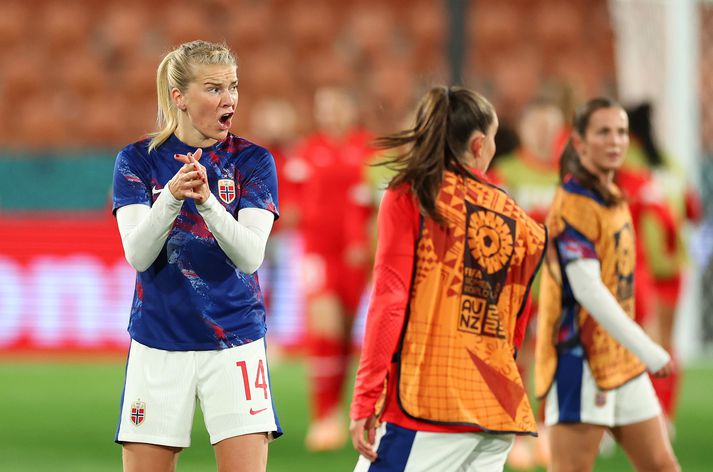 Ada Hegerberg sést hér hita upp fyrir leiksins en hún fann til í náranum og hætti við að spila skömmu áður en leikurinn var flautaður í gang.