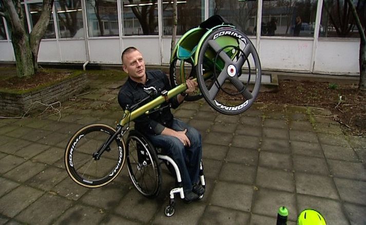 Arnar Helgi með stólinn sem hann smíðaði.