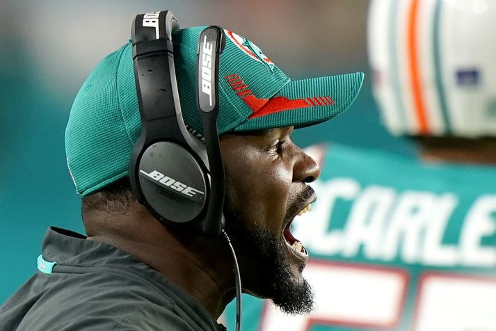 Brian Flores vann átta af níu síðustu leikjum sínum sem þjálfari Miami Dolphins í NFL-deildinni.