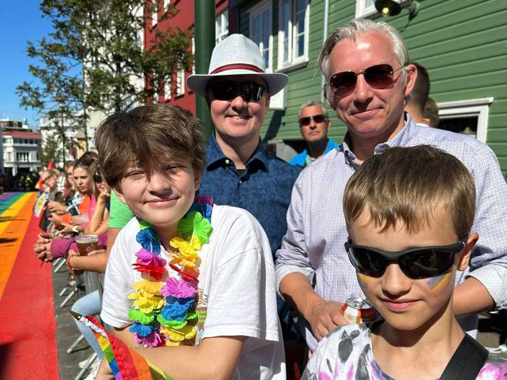 Þorvarður Tjörvi vonar að Íslendingar takist á við þann andbyr sem trans og hinsegin fólk hefur mætt undanfarið. Hér er hann ásamt syni sínum, Kaiden, og öðrum á hinsegin dögum.