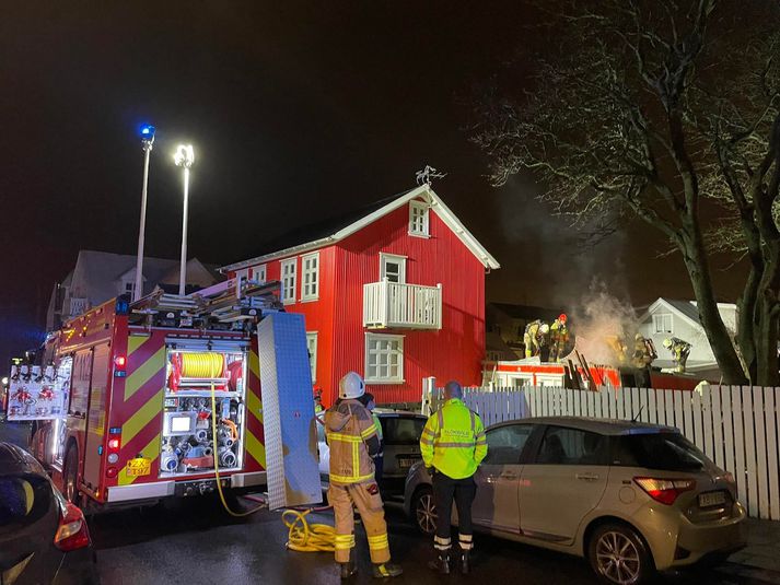 Reykur stígur upp úr þaki á bakhúsi við Frakkastíg.