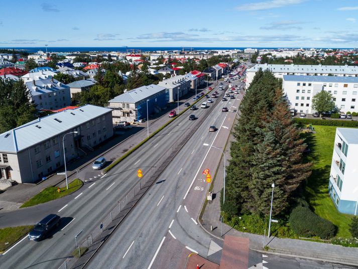 Eldsupptök eru ókunn en það var íbúi í húsinu sem tilkynnti um eldinn.