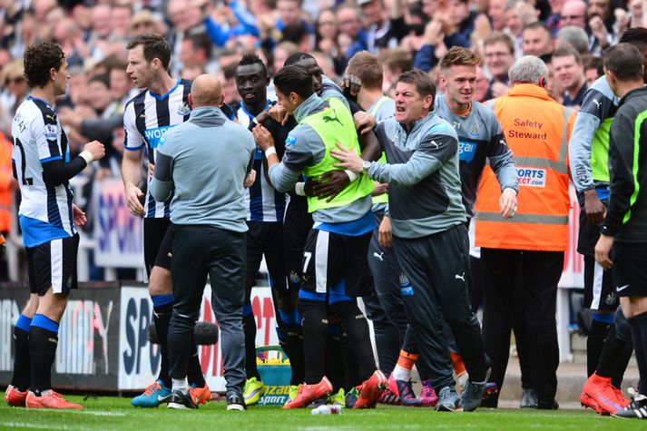 Leikmenn og þjálfarar Newcastle fagna.