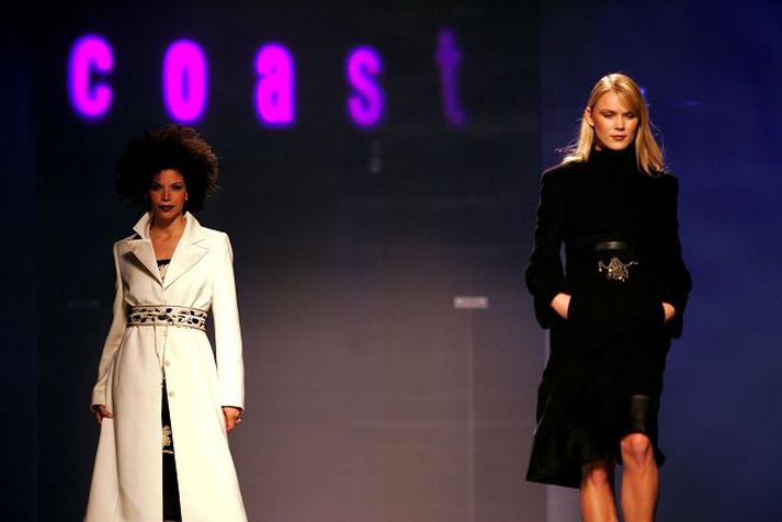 Smásöluverslun jókst þvert á væntingar í Bretlandi í desember í fyrra.