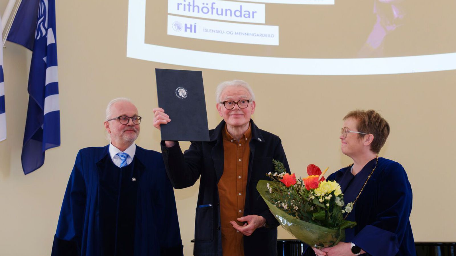 Pétur Gunnars­son sæmdur heiðurs­doktors­nafn­bót