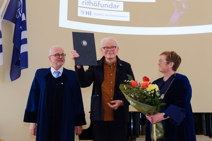 Pétur Gunnarsson kátur með nafnbótina ásamt Guðna Kristmannssyni og Silju Báru Ómarsdóttur rektor.