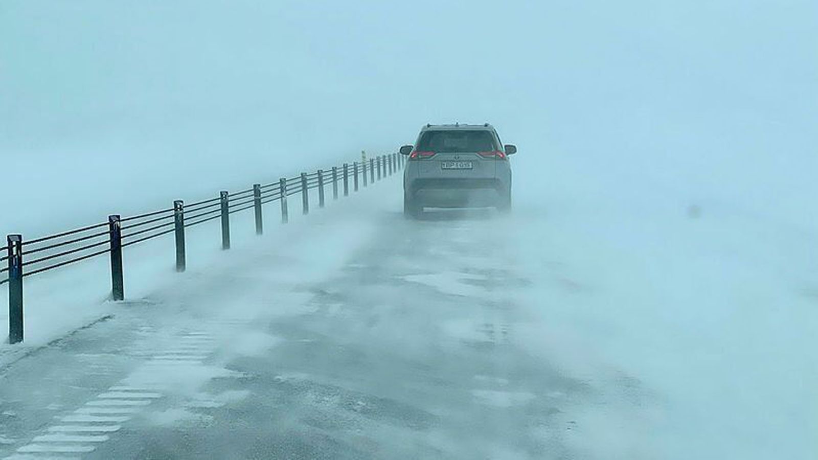 Hellisheiðin opin að nýju og snjó­koma í borginni