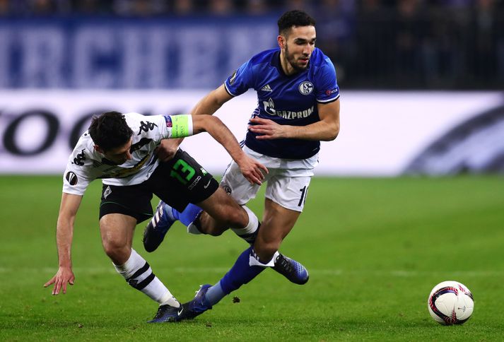 Bentaleb berst við Stindl í leiknum í kvöld.