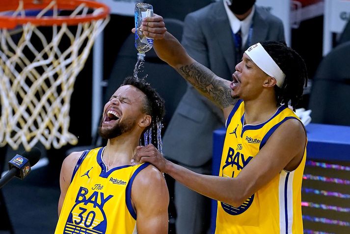 Damion Lee hellir yfir Stephen Curry í sjónvarpsviðtali eftir leikinn.