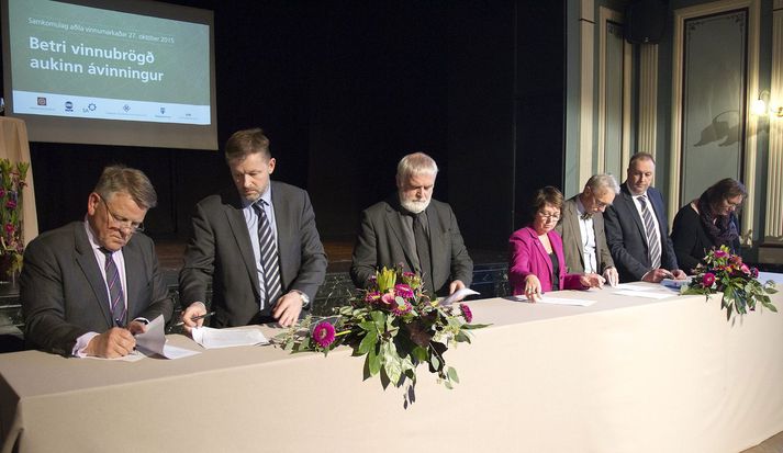 Frá undirritun samkomulags SALEK hópsins um bætt vinnubrögð gerð kjarasamninga í Iðnó í Reykjavík í lok október.