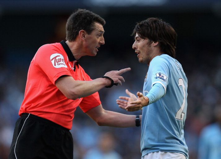 Lee Probert dómari ræðir hér málin við David Silva leikmann Manchester City.