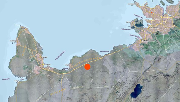 Björgunarsveitarmenn eru nú að störfum við Hafnarfjarðarhöfn og Strandarheiði.