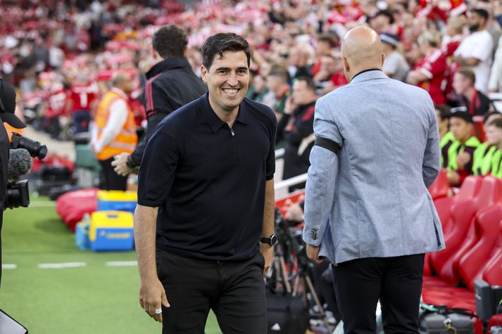 Iraola á Anfield fyrr á tímabilinu. Hér gengur hann fram hjá fráfarandi knattspyrnustjóra Liverpool, Arne Slot. 