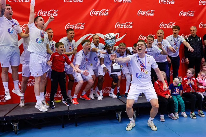 Valsmenn fagna Coca-Cola bikarnum sem þeir unnu á Ásvöllum í haust.