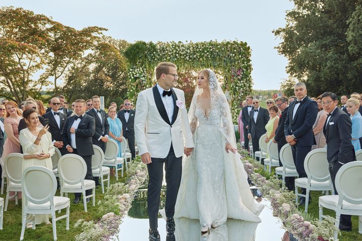 Róbert Wessman og Ksenia Shakhmanova gengu í það heilaga um helgina. Myndirnar eru birtar hér með góðfúslegu leyfi brúðhjónanna. Myndin er úr þeirra einkasafni. Vinstra megin má sjá Bjarna Guðjónsson, nýráðinn framkvæmdastjóra KR, sem var meðal gesta í veislunni.