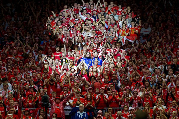 Íslendingar fengu ekki marga miða á leikinn eins og sést vel á þessari mynd. Danir voru í miklum meirihluta í stúkunni í Herning. 